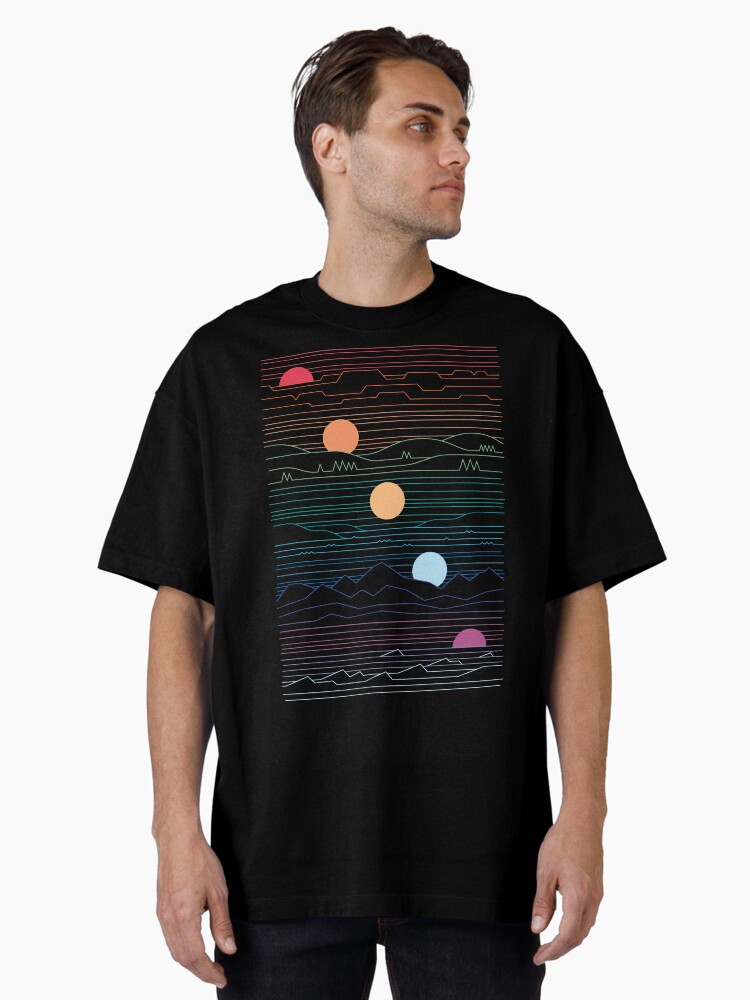 Aperçu 1 sur 7. T-shirt oversize avec l'œuvre De nombreuses terres sous un même soleil créée et vendue par thepapercrane.