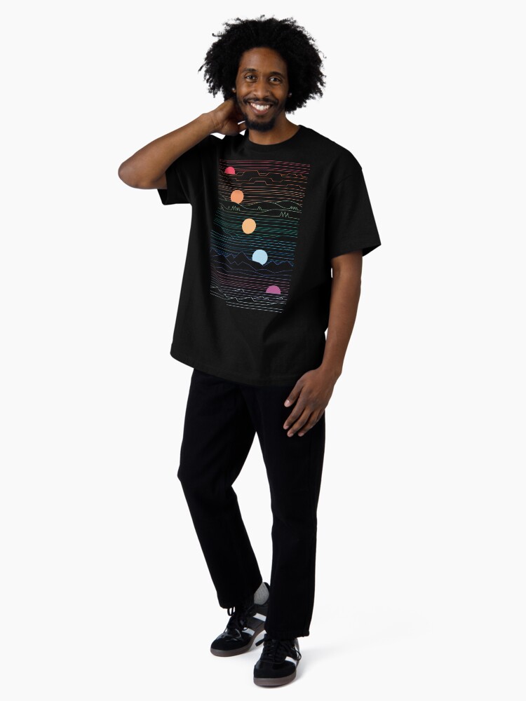 Aperçu 4 sur 7. T-shirt oversize avec l'œuvre De nombreuses terres sous un même soleil créée et vendue par thepapercrane.