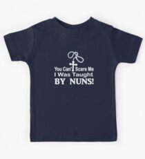 Du kannst mich nicht erschrecken, ich wurde von Nonnen unterrichtet Kinder T-Shirt
