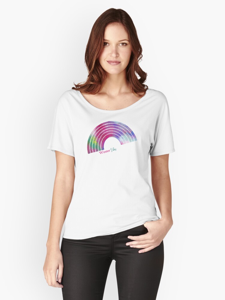 Aperçu 1 sur 3. T-shirt coupe relax avec l'œuvre Winter Vibes créée et vendue par 1mondeapart.