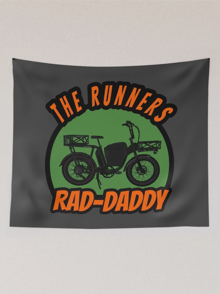 Aperçu 2 sur 3. Tentures avec l'œuvre RAD-DADDY RAD RUNNER RAD BIKE ROAD RIDER DADDY-RIDER créée et vendue par pink-magic-moon.