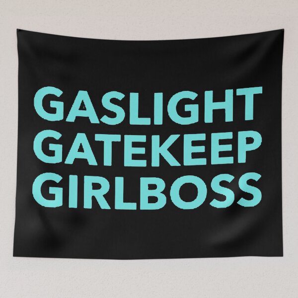 Aperçu de l'œuvre Gaslight Gatekeep Girlboss teks créée et vendue par hintona.