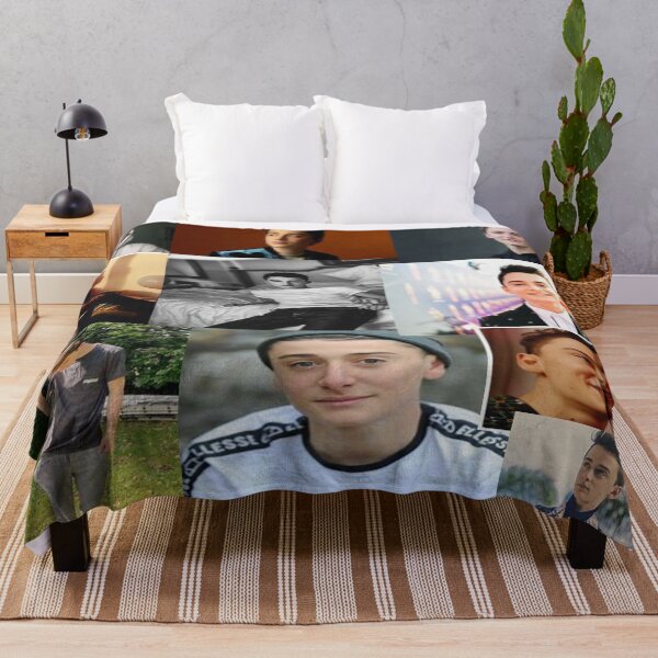 noah schnapp Throw Blanket