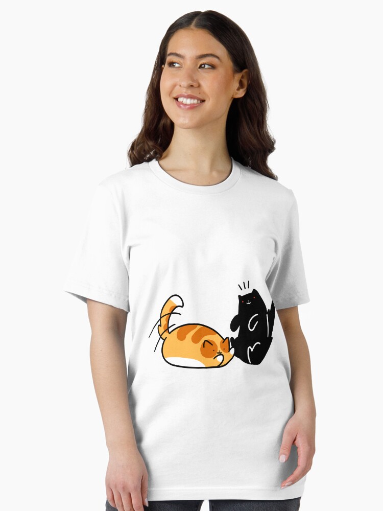 Aperçu 1 sur 7. T-shirt essentiel avec l'œuvre Chat tigré et chat noir enjoués créée et vendue par SaradaBoru.