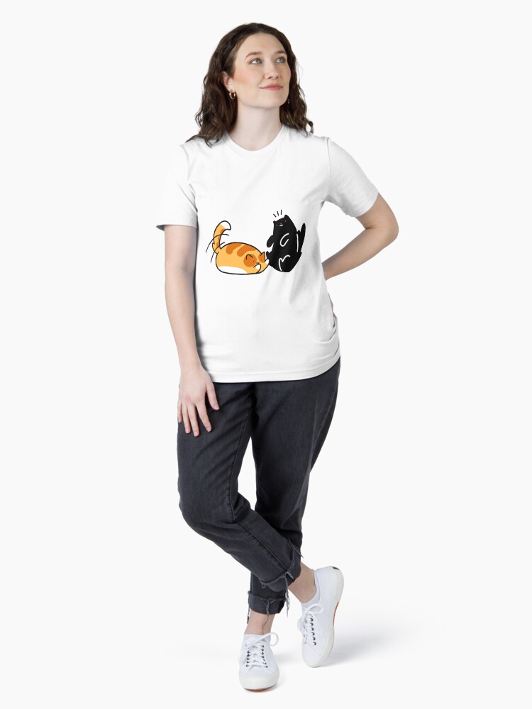 Aperçu 4 sur 7. T-shirt essentiel avec l'œuvre Chat tigré et chat noir enjoués créée et vendue par SaradaBoru.