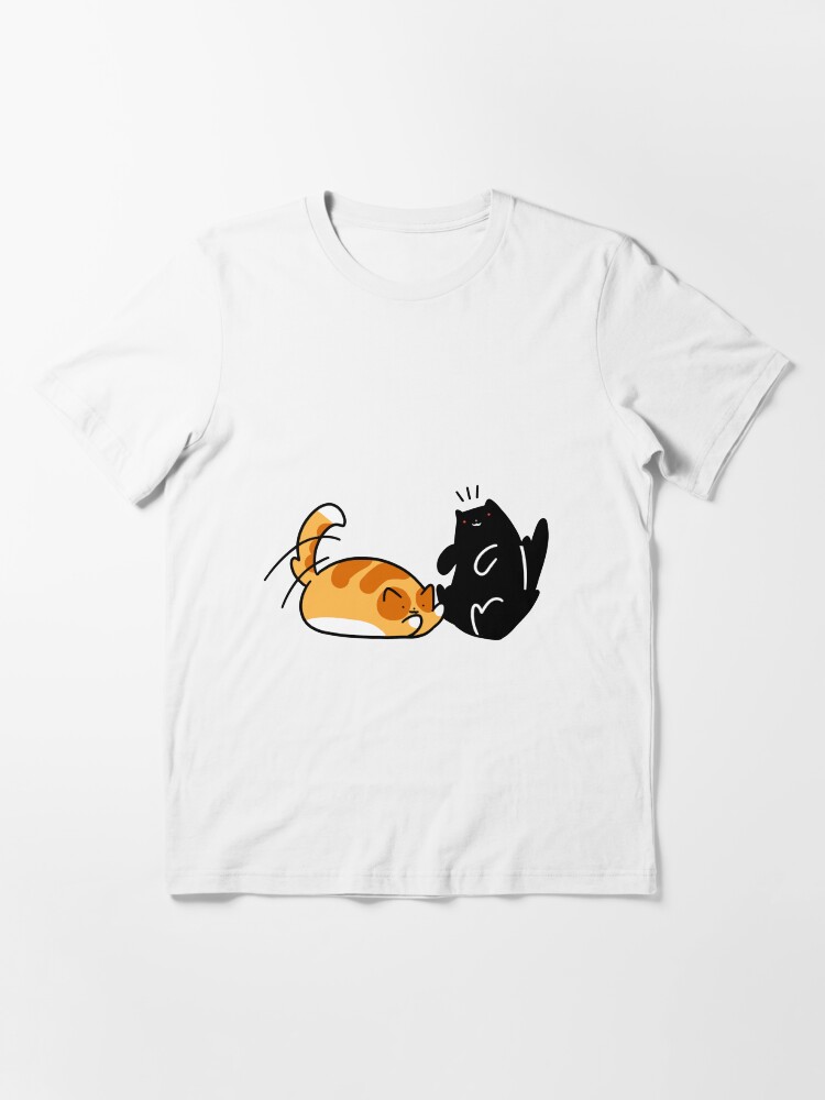 Aperçu 3 sur 7. T-shirt essentiel avec l'œuvre Chat tigré et chat noir enjoués créée et vendue par SaradaBoru.
