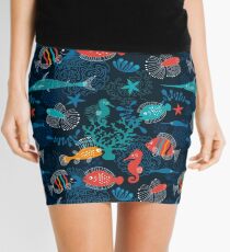 Tropische Fische unter dem Meer Minirock