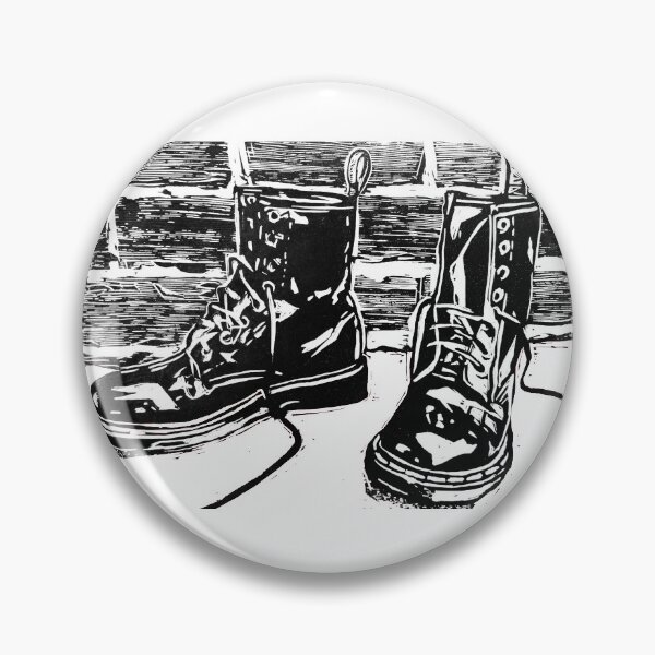 Artikelvorschau, DM Stiefel gegen die Wand entworfen und verkauft von Frog2aPrints.
