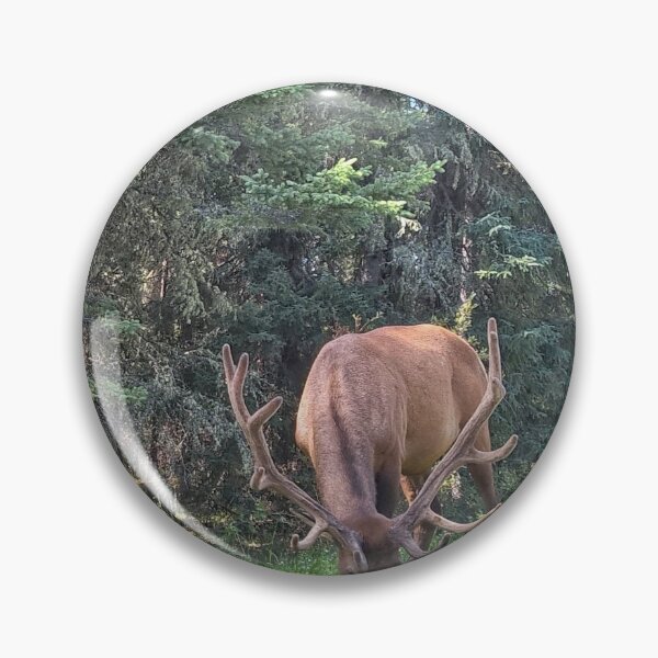 Artikelvorschau, Deer Snacking entworfen und verkauft von NaVisuals.