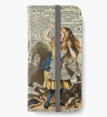 Alice im Wunderland, Alice und Spielkarten, Vintage Wörterbuchkunst iPhone Flip-Case/Hülle/Skin