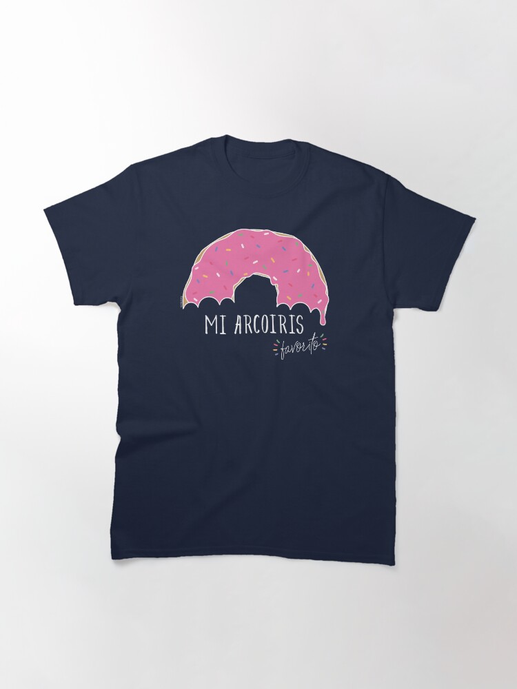 Imagen 3 de 7, Camiseta clásica con la obra Mi arcoiris favorito - fondos oscuros, diseñada y vendida por Nutricienta.