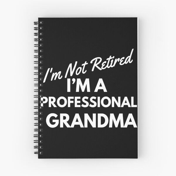 Artikelvorschau, Ich bin nicht im Ruhestand, ich bin eine professionelle Geschenkidee für Oma und Großmutter entworfen und verkauft von TYPOGRAPO.