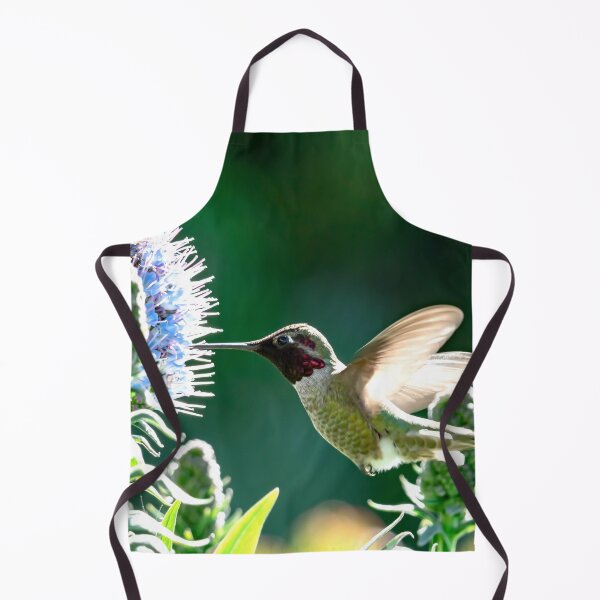 Artikelvorschau, Stolz von Madeira Blume Nahaufnahme Schuss mit verschwommenem Hintergrund mit verschwommenem unscharfem Kolibri beim Fliegen und beim Versuch, seinen Nektar zu essen. Makrobild des schnellen Verschlusses des kleinen Vogels entworfen und verkauft von Artsy Boulevard.