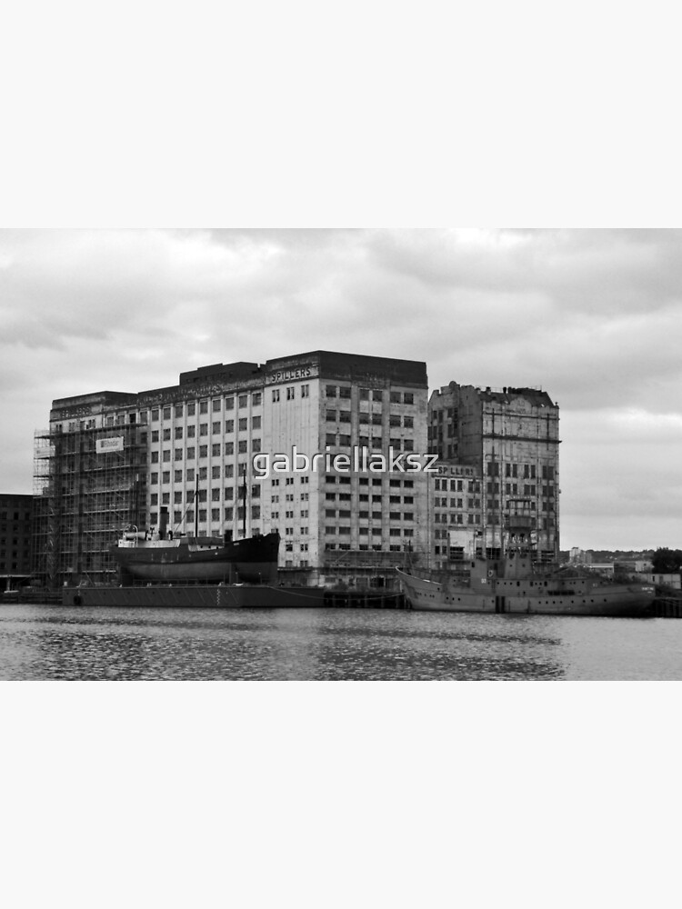 London docks by gabriellaksz