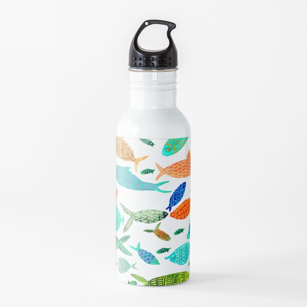 Montones de peces de colores Botella de agua