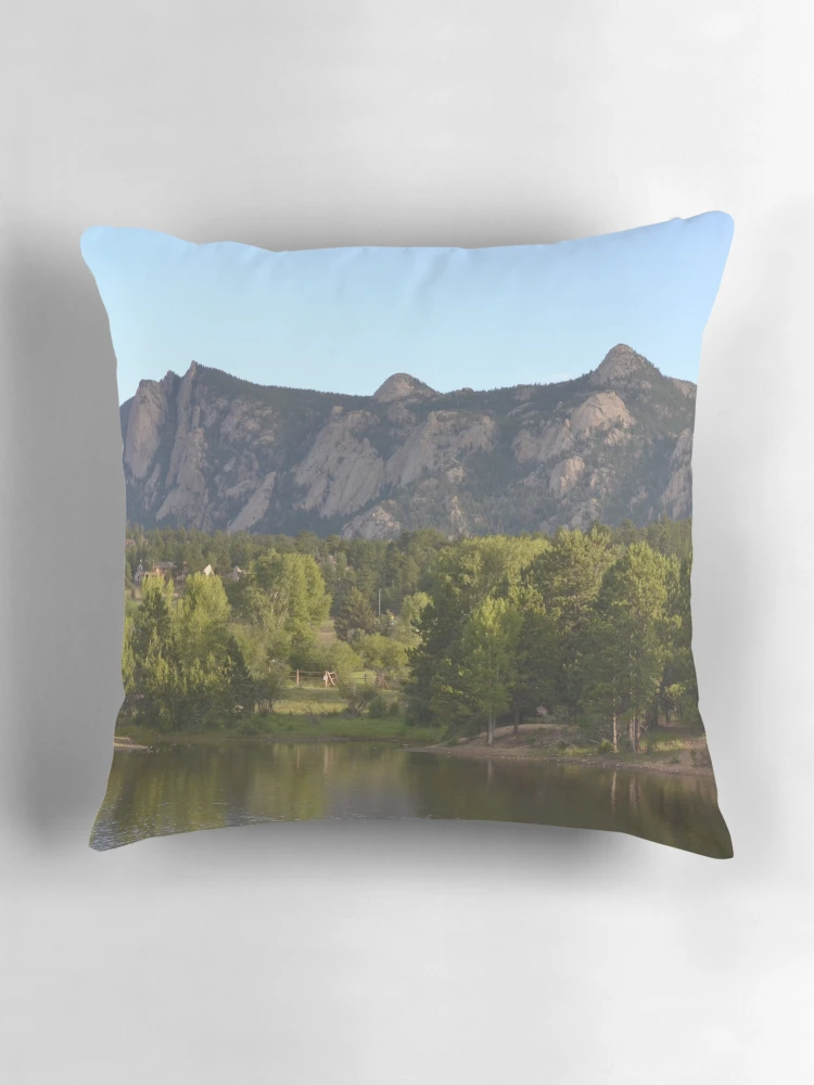 Aperçu 3 sur 4. Coussin avec l'œuvre Lumpy Ridge créée et vendue par Amanda Huggins.