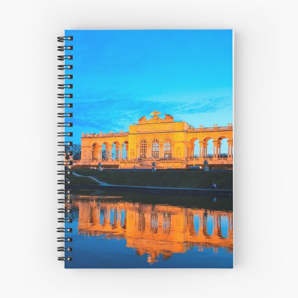 Aperçu de l'œuvre Gloriette au parc de Schönbrunn au crépuscule, Vienne, Autriche créée et vendue par Rrrainbow.