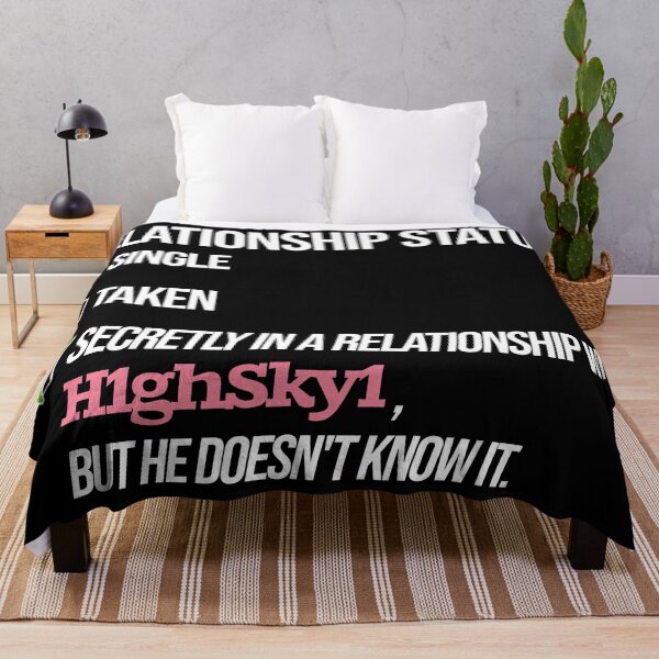 Aperçu de l'œuvre Relationship with H1ghSky1 créée et vendue par 2Girls1Shirt.