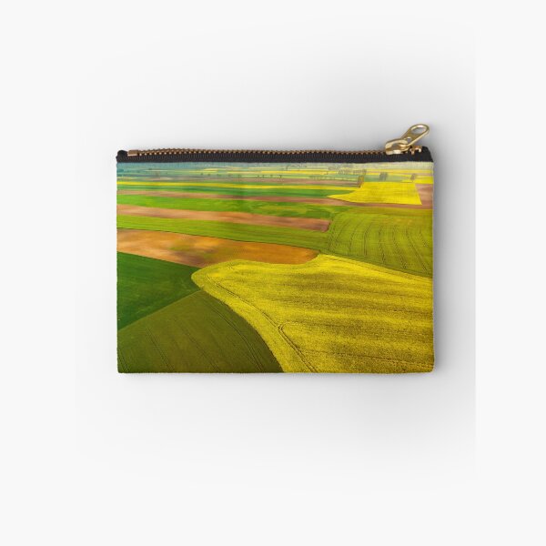 Aperçu de l'œuvre Vue aérienne panoramique des champs de canola jaune et de céréales vertes créée et vendue par Lukasz Szczepanski.