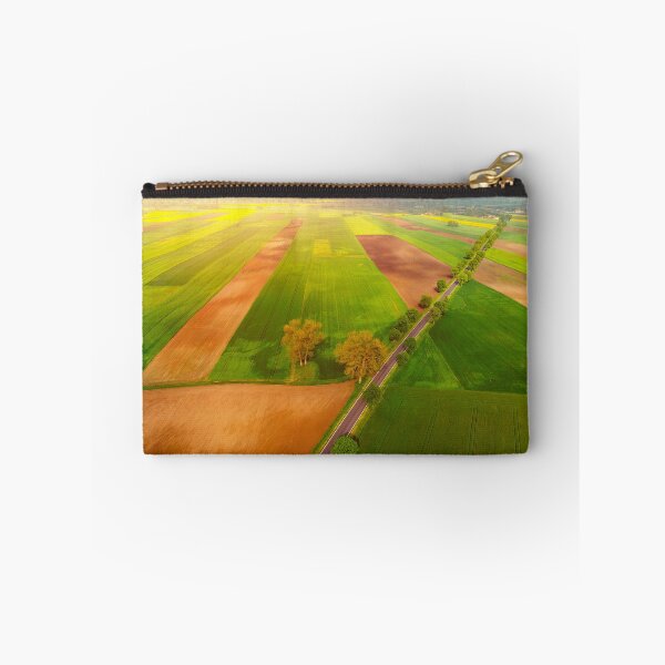 Aperçu de l'œuvre Vue panoramique aérienne des champs verts et labourés créée et vendue par Lukasz Szczepanski.