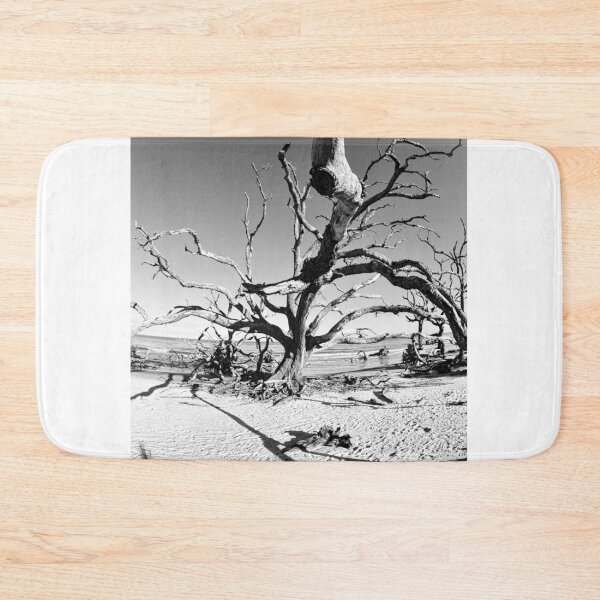 Artikelvorschau, Jekyll Island Treibholz und Sand schwarz und weiß vertikal entworfen und verkauft von LisaWootenPhoto.