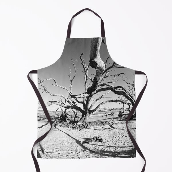 Artikelvorschau, Jekyll Island Treibholz und Sand schwarz und weiß vertikal entworfen und verkauft von LisaWootenPhoto.