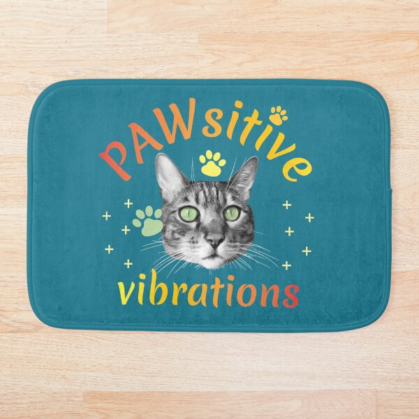 PAWsitive vibrations, pattes et tête de chat, couleurs chaudes, fond bleu vert Tapis de bain