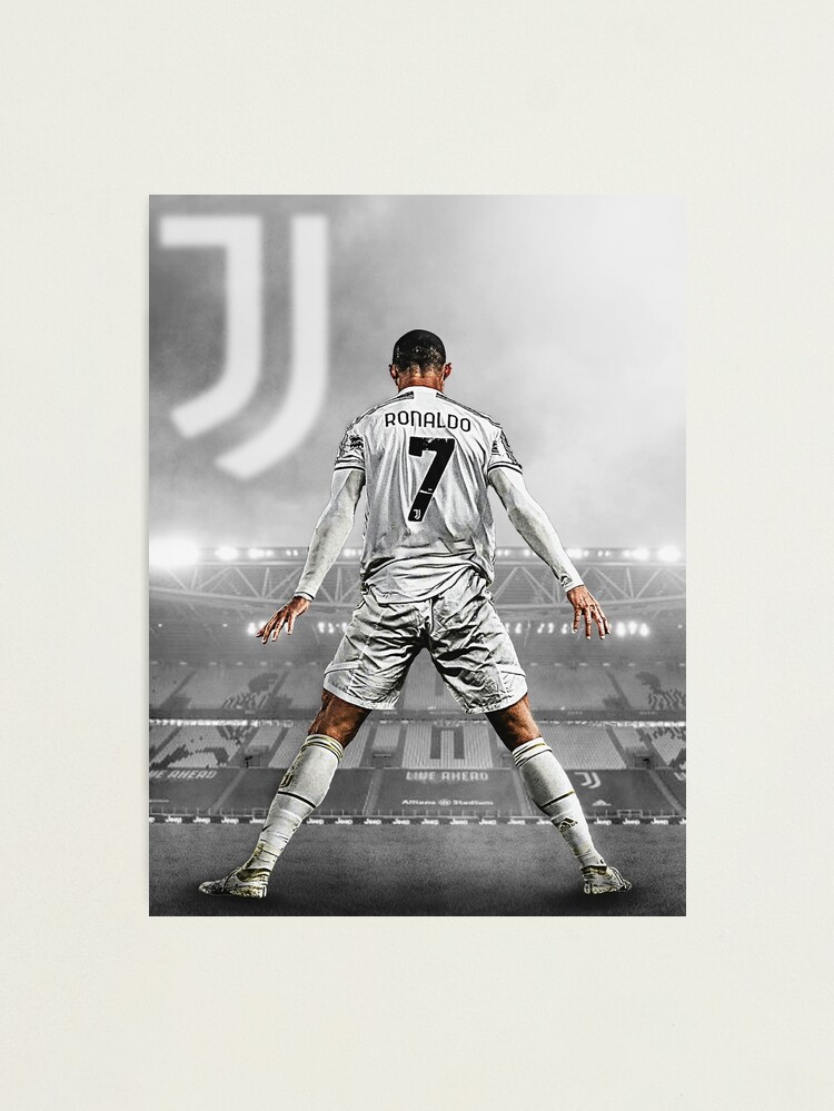 Ronaldo in white jersey Wallpapers Download