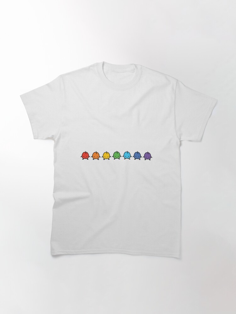 Aperçu 3 sur 7. T-shirt classique avec l'œuvre Junimo arc-en-ciel Stardew Valley créée et vendue par JoellenFuller.