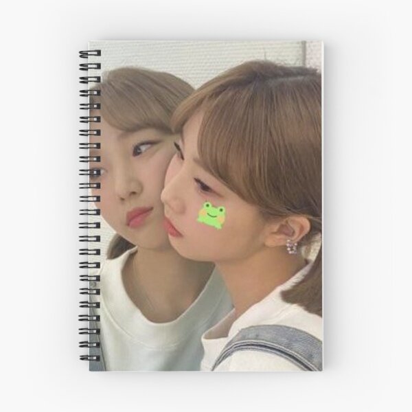 Artikelvorschau, Yeojin mit Froschaufkleber entworfen und verkauft von designsbychuu.
