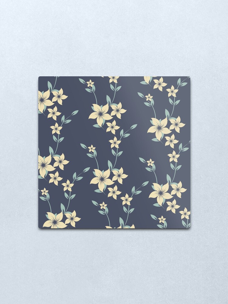 Lámina metálica «Crema y flores azules claras en azul marino» de  peacockcards | Redbubble