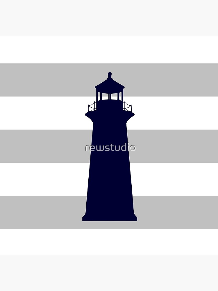 Thumbnail 4 von 4, Kissen, Nautischer Marineblauer Leuchtturm auf silbergrauen Streifen designt und verkauft von rewstudio.