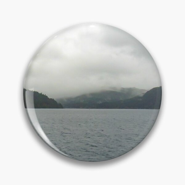 Aperçu de l'œuvre Lake Crescent un jour nuageux et gris créée et vendue par PrintslyThings.