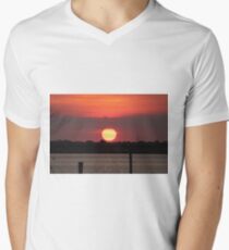 Island Park Big Sun Ball Sunset Men's V-Neck T-Shirt
