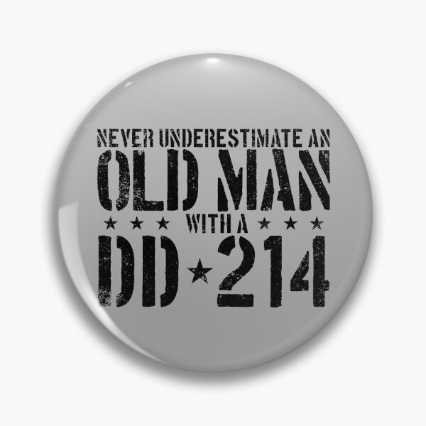Artikelvorschau, Never Underestimate An Old Man With A DD-214 Alumni Gear entworfen und verkauft von DynamicDesign.