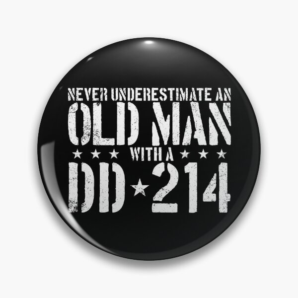 Artikelvorschau, Never Underestimate An Old Man With A DD-214 Alumni Gear entworfen und verkauft von DynamicDesign.
