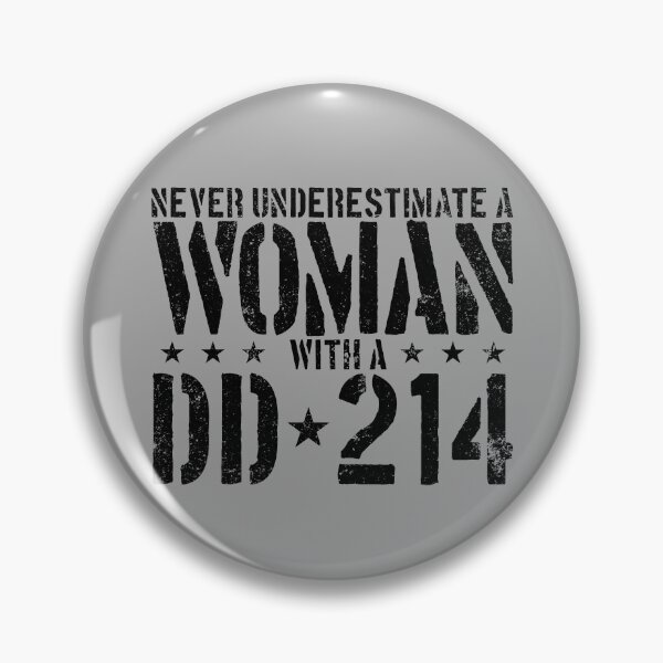 Artikelvorschau, Never Underestimate A Woman With A DD-214 Alumni Gear entworfen und verkauft von DynamicDesign.