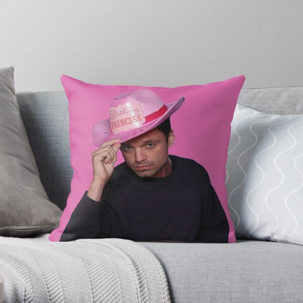 Oui Haw! Sebastian Stan avec chapeau de cowboy princesse d'anniversaire rose Coussin