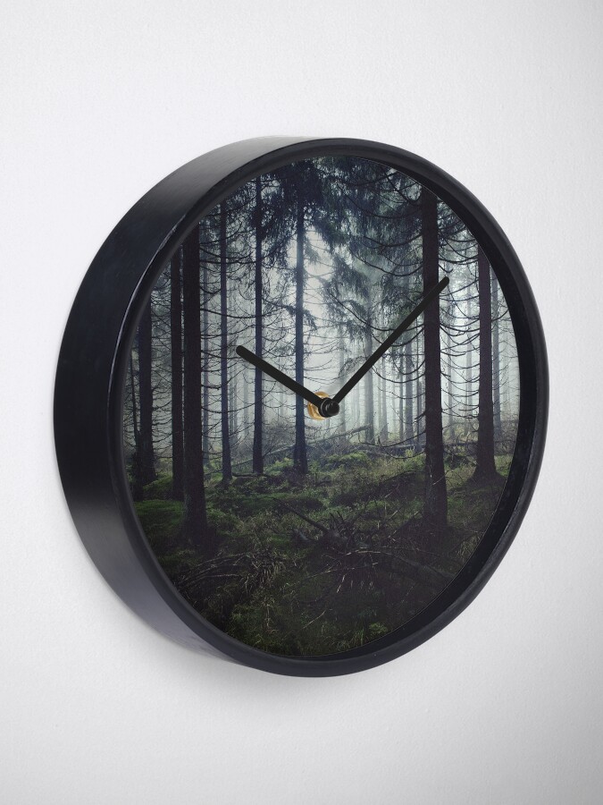Imagen 1 de 4, Reloj con la obra Through The Trees // Nightwalker In Ghostwood Romantasy Foggy Misty Fairytale Forest Covered In Magic Fog, diseñada y vendida por tekay.