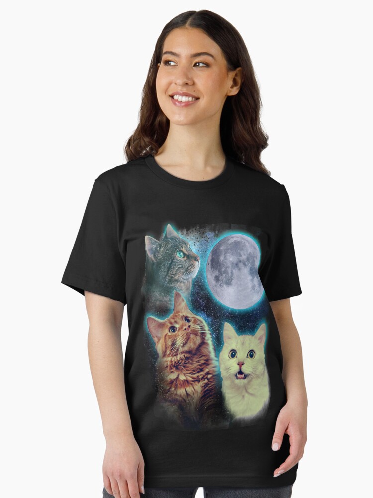 Aperçu 2 sur 7. T-shirt essentiel avec l'œuvre Lune de trois chats créée et vendue par ursulalopez.