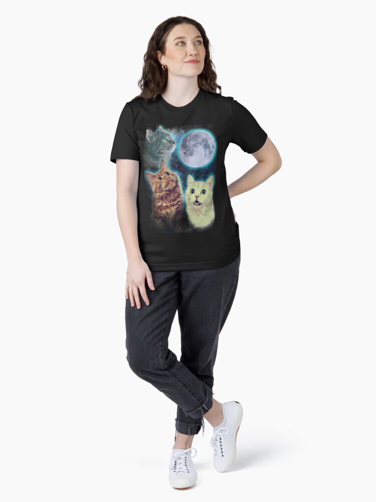Aperçu 4 sur 7. T-shirt essentiel avec l'œuvre Lune de trois chats créée et vendue par ursulalopez.