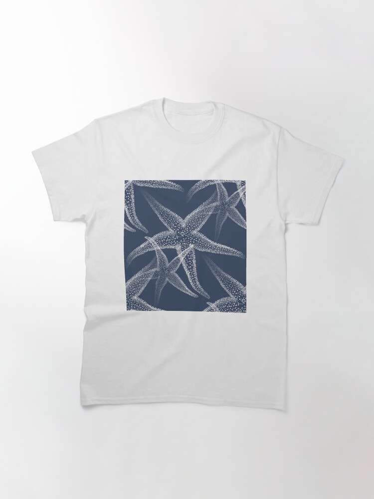 Thumbnail 3 von 7, Classic T-Shirt, Seestern Marineblauer Strand designt und verkauft von 13Moons.