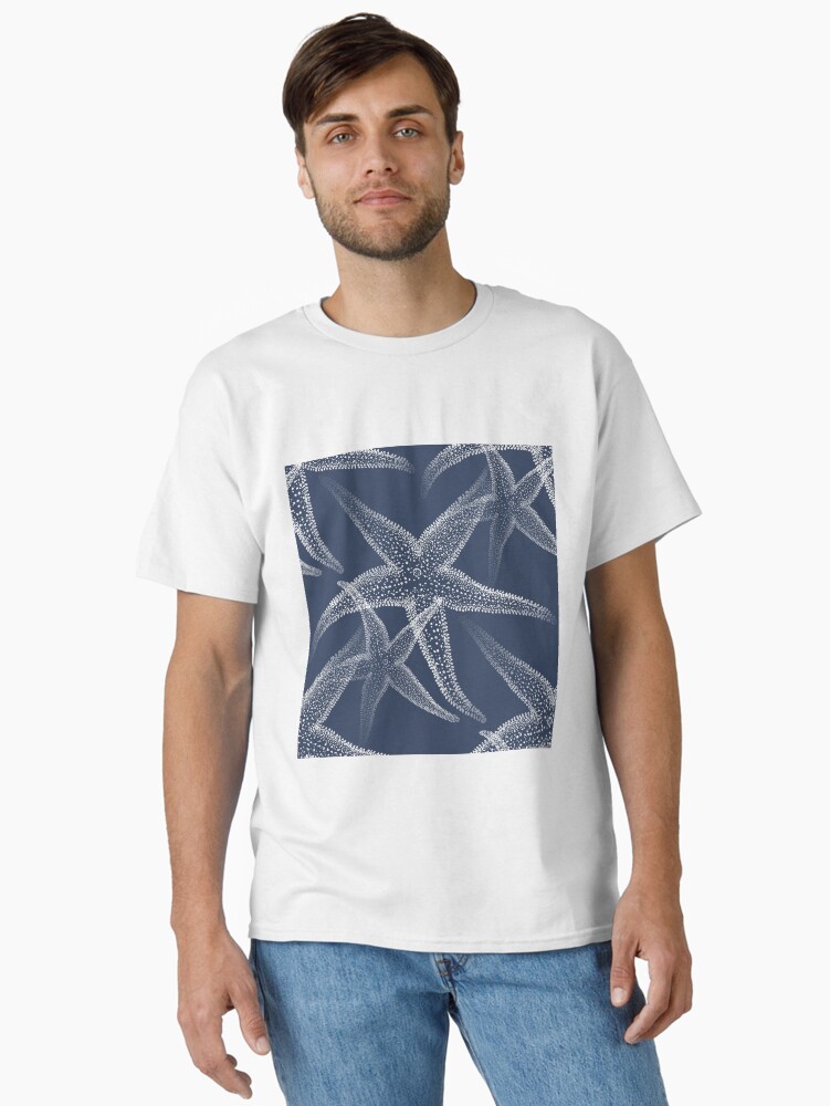Thumbnail 1 von 7, Classic T-Shirt, Seestern Marineblauer Strand designt und verkauft von 13Moons.