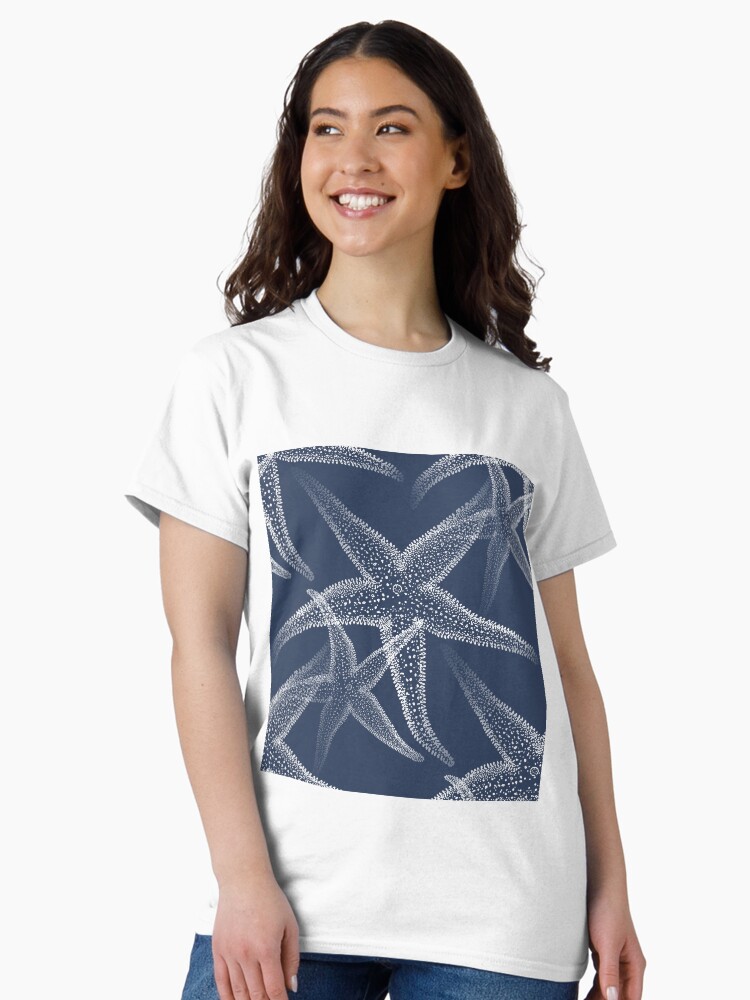 Thumbnail 2 von 7, Classic T-Shirt, Seestern Marineblauer Strand designt und verkauft von 13Moons.