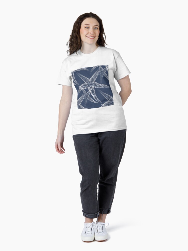 Thumbnail 4 von 7, Classic T-Shirt, Seestern Marineblauer Strand designt und verkauft von 13Moons.