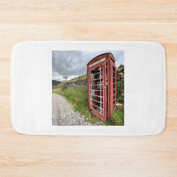 Artikelvorschau, Rustikale britische rote Telefonzelle im Lake District National Park, England entworfen und verkauft von WildBerryArt.