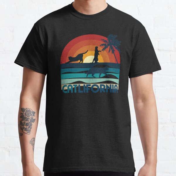 CATlifornia, chat sur coucher de soleil à la plage, fond noir T-shirt classique