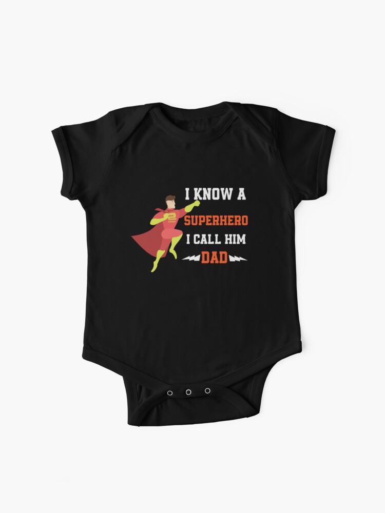 Body Bebe Je Connais Un Super Heros Je L Appelle Papa Fete Des Peres Par Sukhendu12 Redbubble