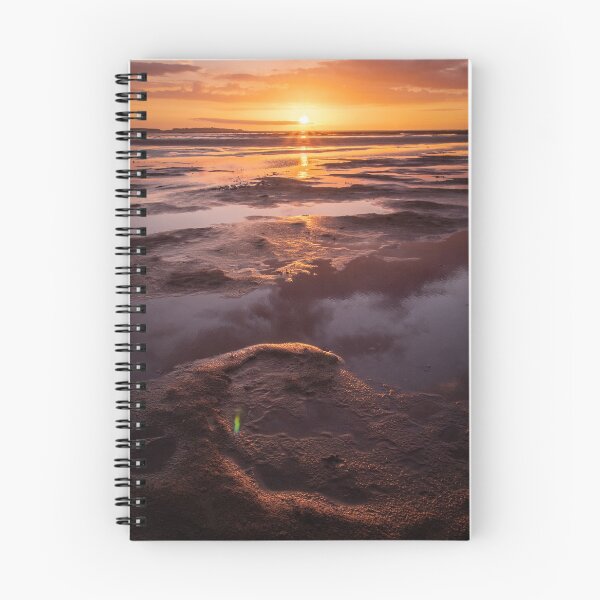Artikelvorschau, Sand und Sonnenuntergänge am Strand von West Kirby, Wirral entworfen und verkauft von neonlightphoto.