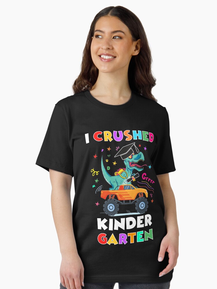 Camiseta esencial con la obra «aplasté jardín de infantes, feliz